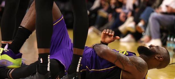 九游娱乐- 詹姆斯遭遇二十连败,巴塞罗那教练面临压力了吗 