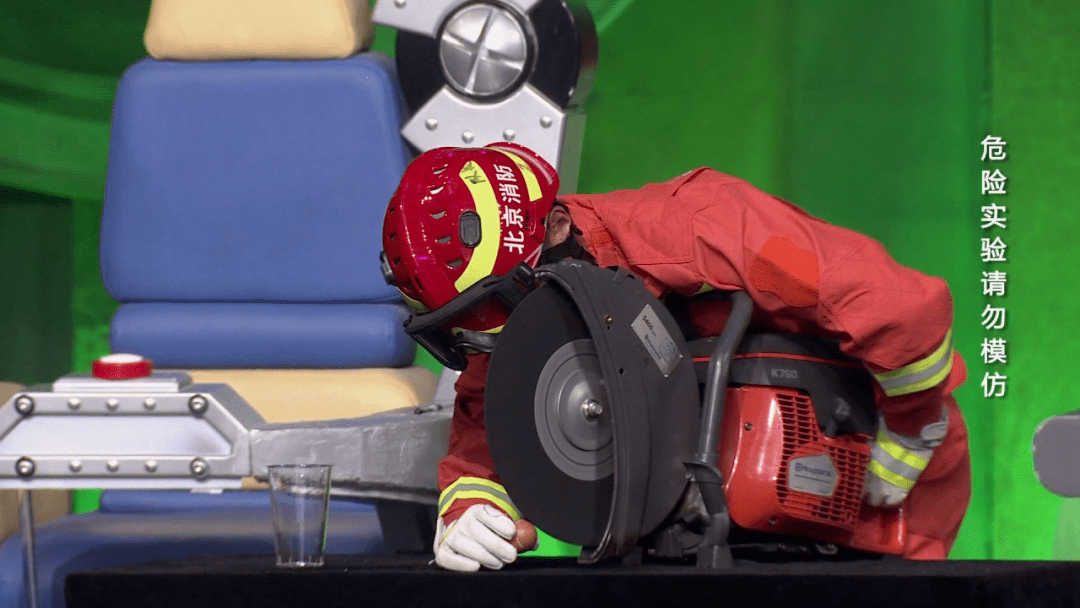 粤西雪豹队鏖战嵩山暴熊队,橄榄球半决赛惊险晋级,核心复出即建功。防线高度稳定  粤西雪豹队鏖战嵩山暴熊队,橄榄球半决赛惊险晋级,核心复出即建功。防线高度稳定