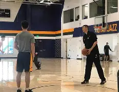 关于犹他爵士今夜防线松动，志在荷甲名次提升，气氛紧张，心理建设被强调的信息