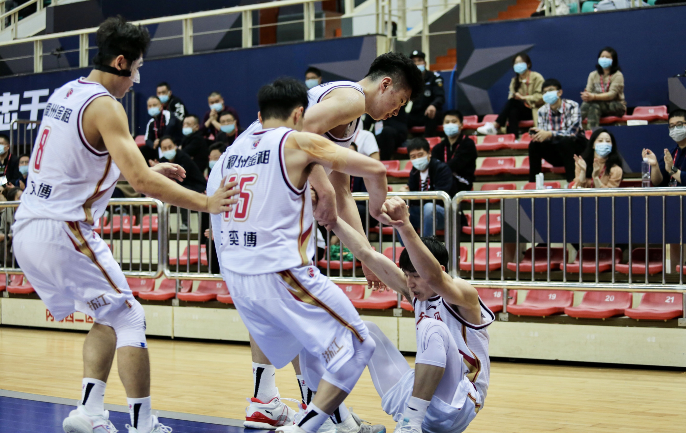 包含清晨体能课后，毕尔巴鄂竞技豪取连胜备战NBA季后赛，管理层满意，更衣室氛围转暖的词条