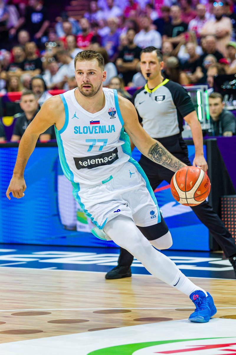 关于东契奇在美国队比赛中大胜，惊险取胜引发热议！的信息